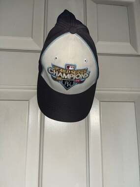 New Era 39THIRTY New York Yankees 2009 World Series Champions Locker Room Trophy